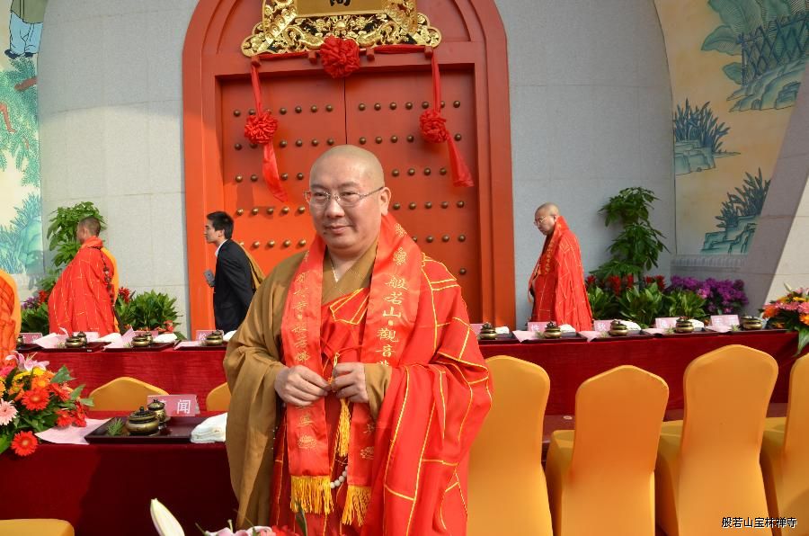 慧闻大和尚迎接高僧大德步入法座 慧闻大和尚迎接高僧大德步入法座