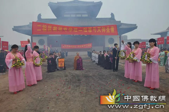 会空法师带领两序大众跪迎二祖回家