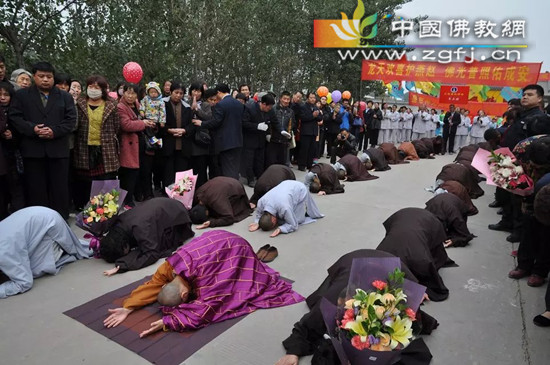 会空法师带领两序大众恭迎二祖圣像