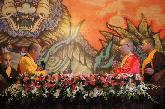 正慈法师为宏化法师送座