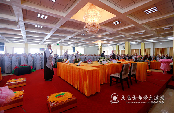 剃度仪式在万人念佛堂三楼举行