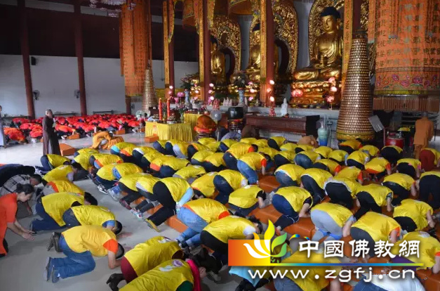 大众200多人三步一顶礼，一拜一称讼弥陀圣号