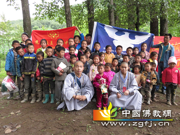 走进四川凉山彝族自治州贫困山区进行资助