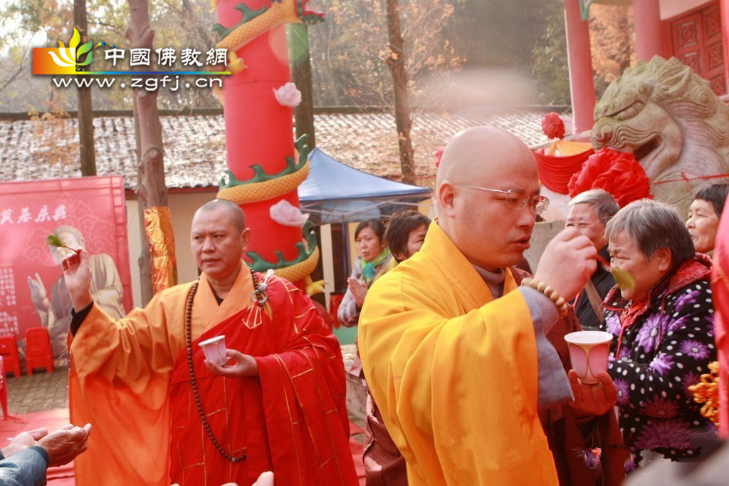 诸山长老 大德法师洒净.jpg