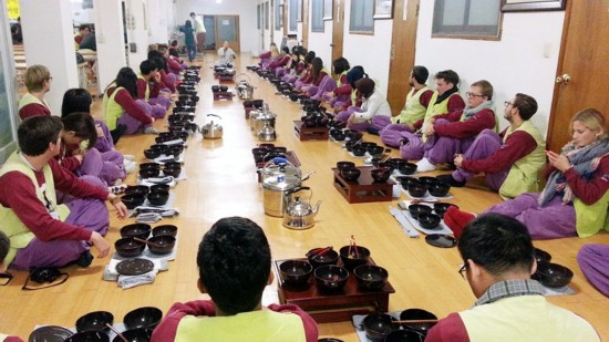 外国体验者在进行钵盂供养。