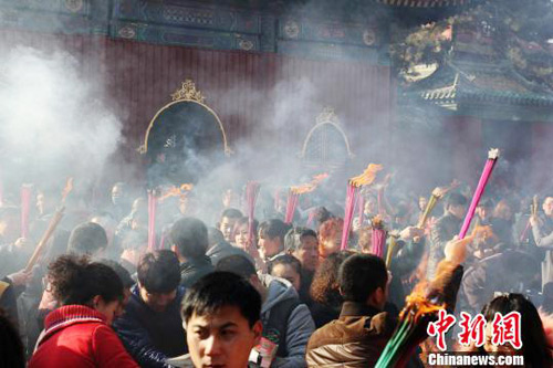 承德普宁寺“新春祈愿法会”香火旺 近10万游客入寺祈福