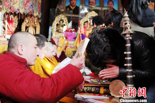 承德普宁寺“新春祈愿法会”香火旺 近10万游客入寺祈福