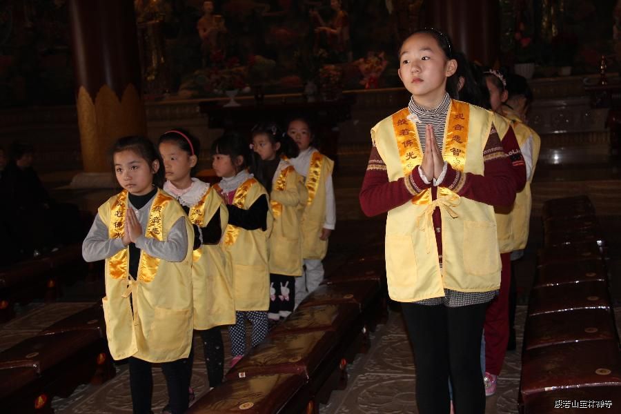 营员聆听法师开示 营员聆听法师开示