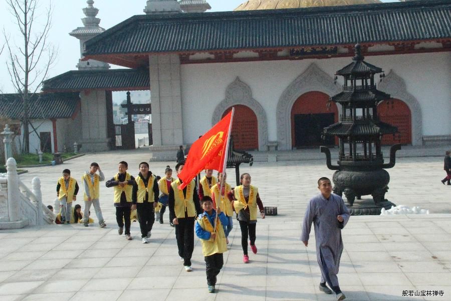 带队步向大殿 带队步向大殿