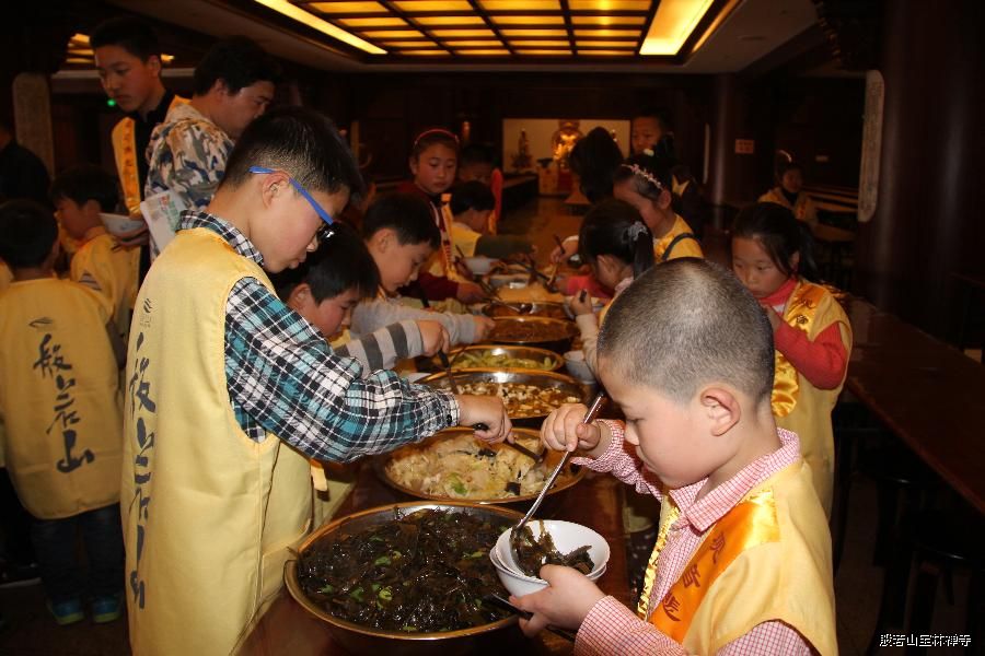 自助盛饭 自助盛饭