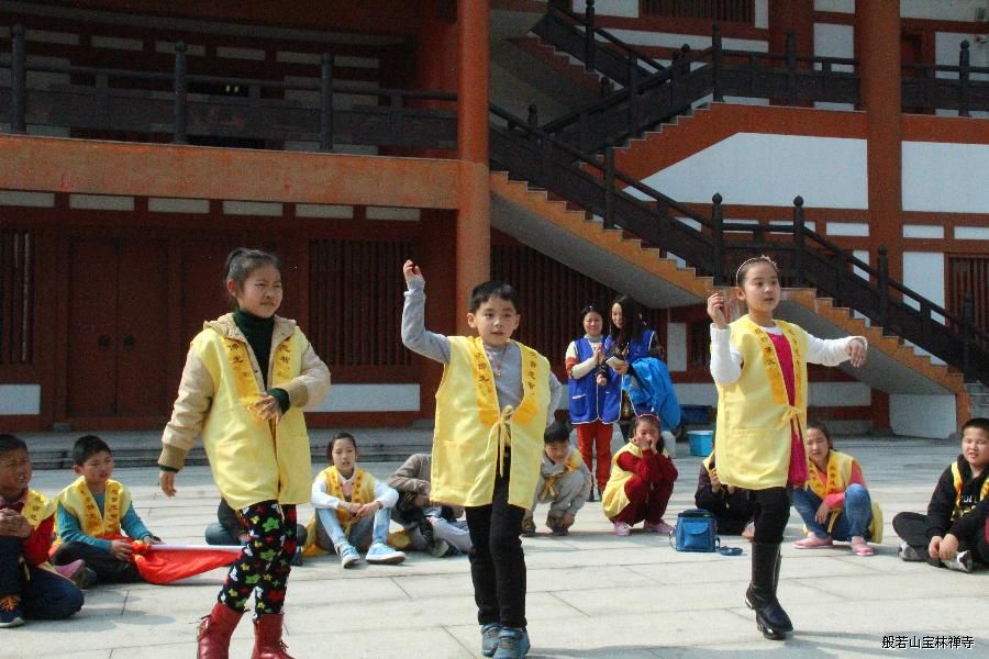 小营员表演歌舞 小营员表演歌舞