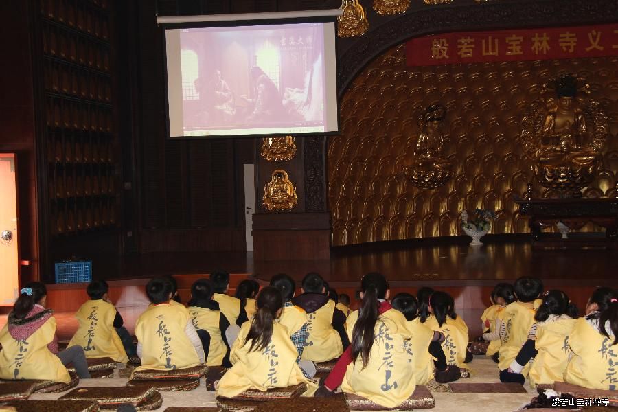 观看电影《玄奘法师》. 观看电影《玄奘法师》.