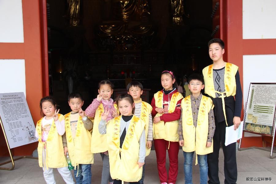 队员大殿前合影 队员大殿前合影