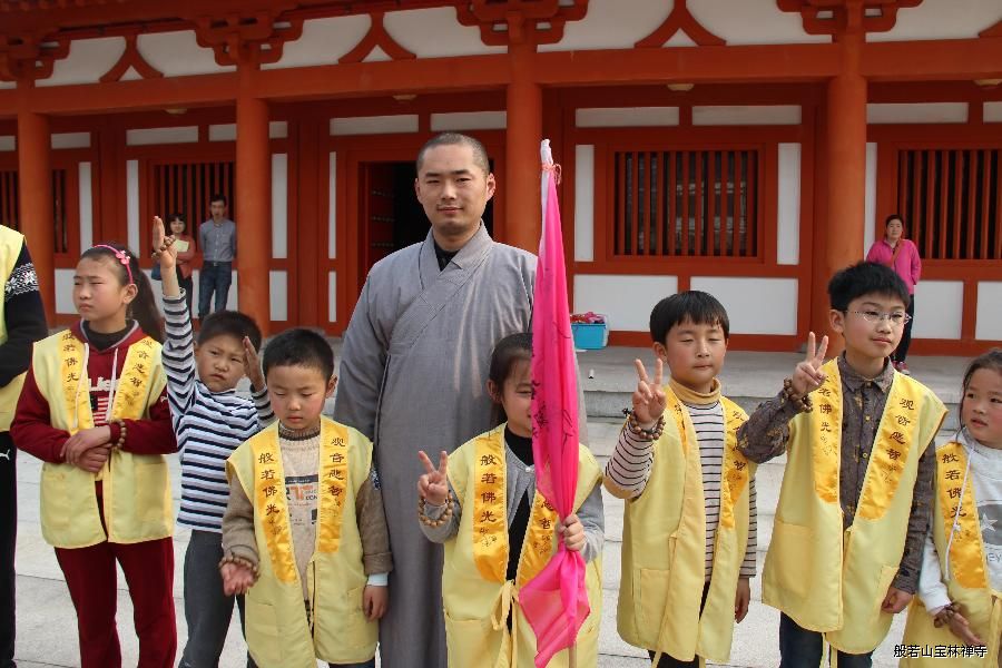 仁法法师和优胜队员合影 仁法法师和优胜队员合影