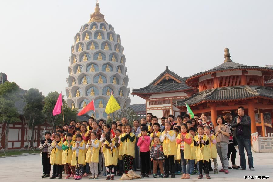 法师、营员和家长们合影 法师、营员和家长们合影