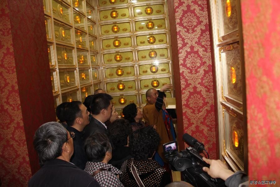 慧闻大和尚亲自安奉灵骨 慧闻大和尚亲自安奉灵骨