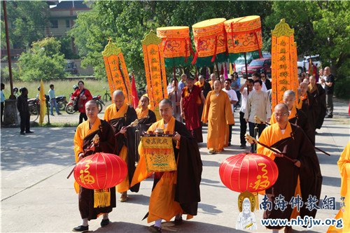 迎接王作安局长一行的仪仗队伍  摄影：顿俊