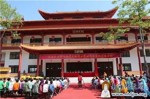 藏经楼下法堂前，慈善活动进行中  摄影：顿俊