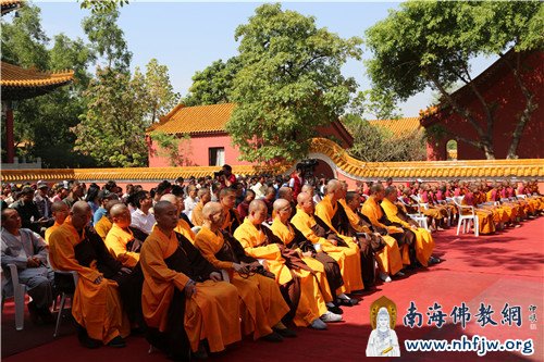 活动现场的中尼法师们  摄影：顿俊