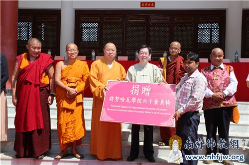 捐赠特努哈瓦学校六十套桌椅  摄影：顿俊