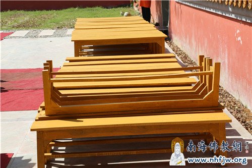 捐赠的桌椅  摄影：顿俊