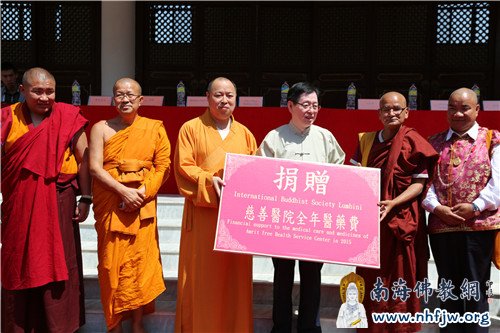 捐赠慈善医院全年医药费  摄影：顿俊