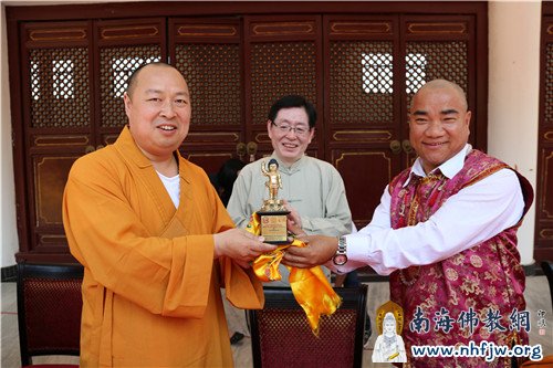 向中方赠送礼物表达感谢  摄影：顿俊