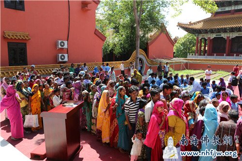 排队等待领取爱心大米的尼泊尔居民们  摄影：顿俊