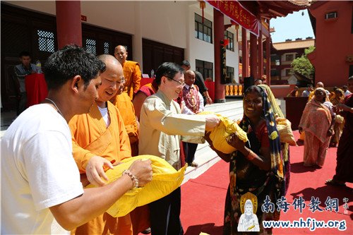 王作安局长，印顺大和尚下心含笑给尼泊尔贫困居民发放爱心大米  摄影：顿俊