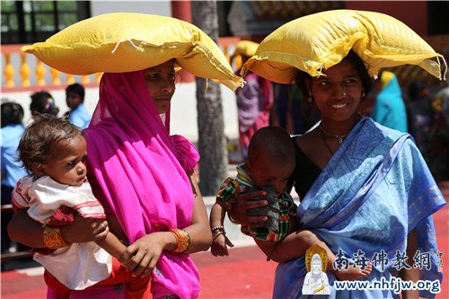 头顶爱心大米，面带笑容的妈妈们  摄影：顿俊