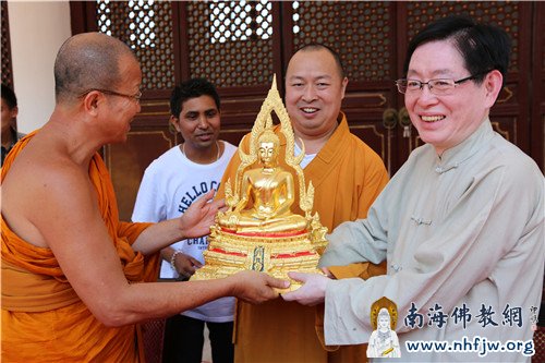 向中方赠送释迦牟尼佛像表达感谢  摄影：顿俊