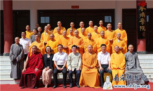 出席开班仪式的所有人员合影留念  摄影：顿俊