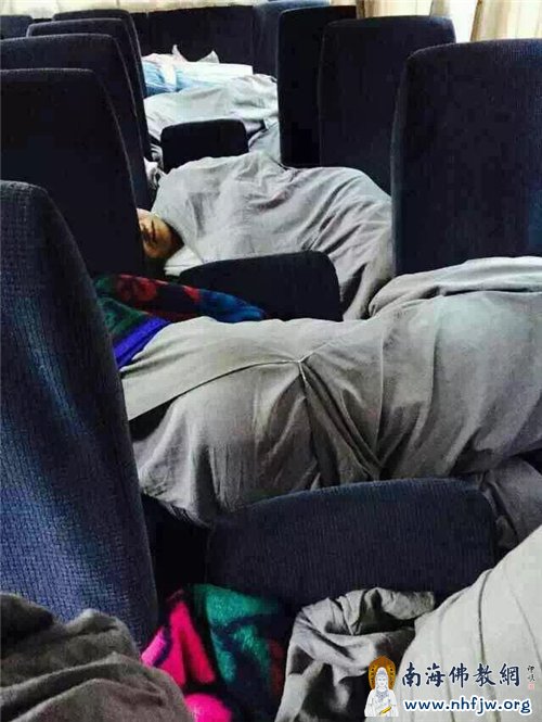 连夜兼程的学员们，在车上小憩