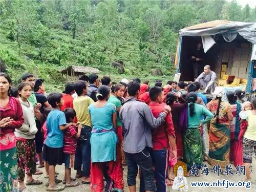 排对等待领取物资的灾民