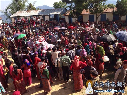 有序领取赈灾物资的村民们