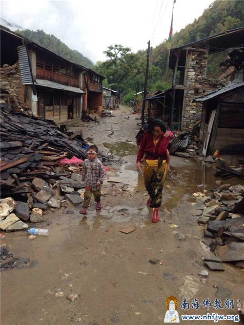 房屋坍塌毁坏严重 受灾村民无家可归