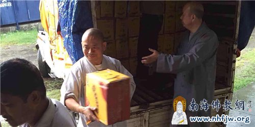 紧急将赈灾物资装车