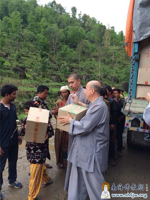 法师们向灾民发放救援物资