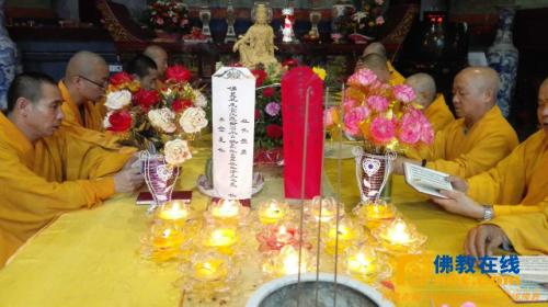 湖北黄梅五祖寺僧众诵《金刚经》祈福
