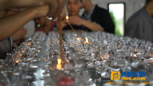 石观音寺常住带领周边民众举行供灯