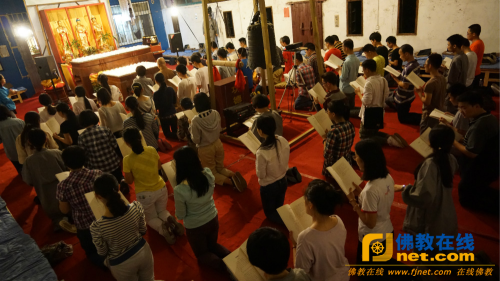 湖北武汉石观音寺明贤法师率众为沉船遇难同胞祈福