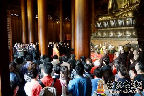 部分信众共同参加超度仪式