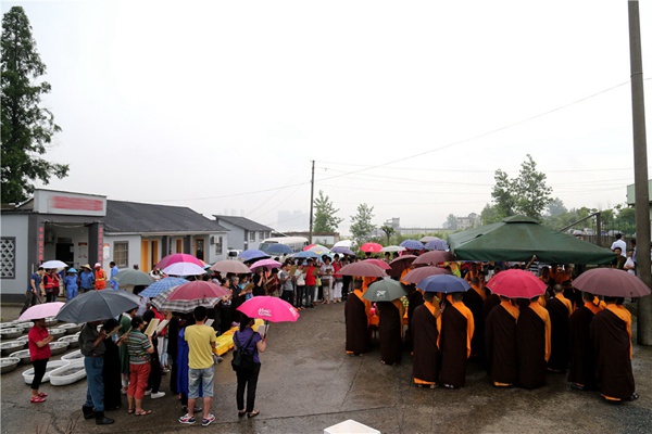 践行慈悲平等 救拔众生苦难 灵隐寺举行放生法会