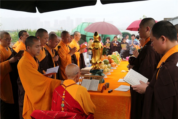 践行慈悲平等 救拔众生苦难 灵隐寺举行放生法会