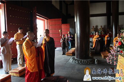 僧俗两众同诵“祈雨赞”