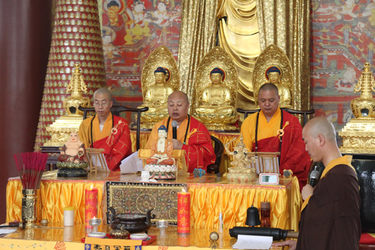 保定市佛教协会会长真广大和尚为得戒和尚，湖北省佛教协会副会长、十堰市龙泉寺方丈果胜大和尚为羯磨阿阇黎，观音寺首座能觉法师为教授阿舍黎