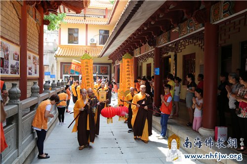 弘法寺四众弟子以香花伞盖迎请印顺大和尚慈悲主法