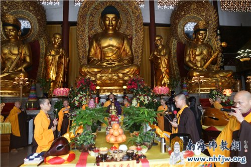  印顺大和尚领众主法  摄影：邓银生