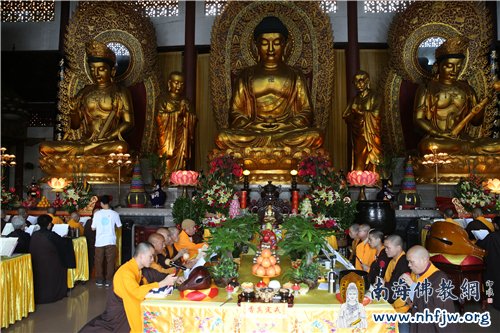 弘法寺隆重举行华严法会，祈愿正法久住，天下和顺，风调雨顺，国泰民安   摄影：邓银生