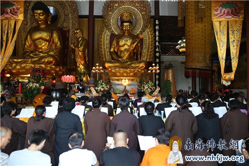 大雄宝殿内梵音阵阵，庄严祥和